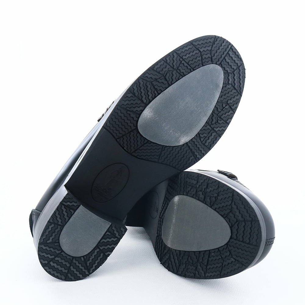 ソールは路面状況を気にせず歩ける防滑仕様