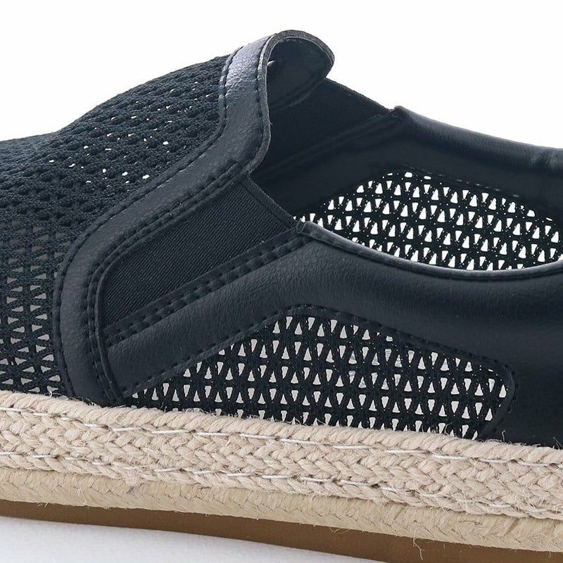 履き口の両サイドにはゴムをあしらい、足入れがスムーズに