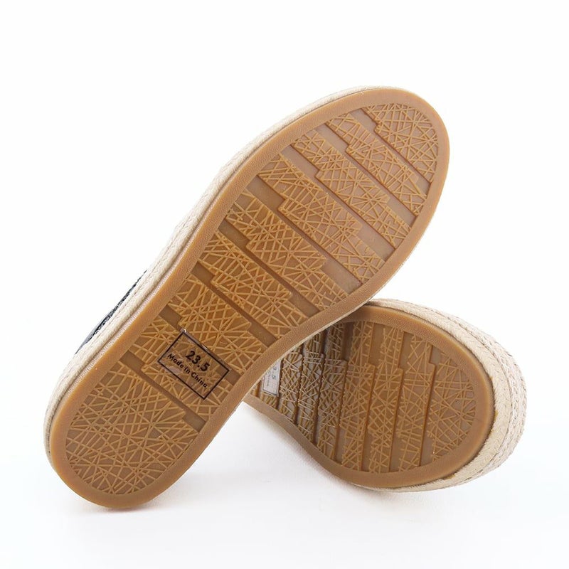 ソール全体の厚みとクッションインソールでふかふかの履き心地です