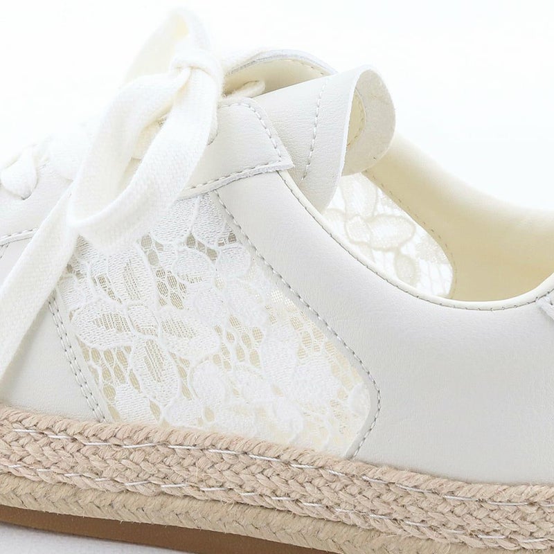 透け感たっぷりのレース素材で蒸れにくく、暑い時期も快適です