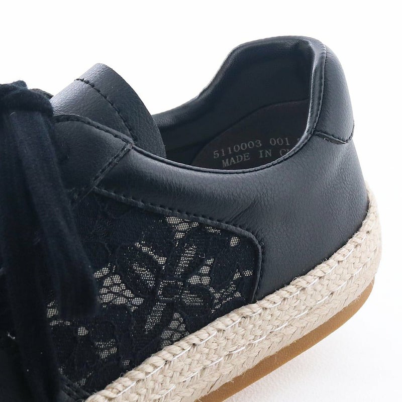 かかとはパッド入り。靴擦れしにくくなっています