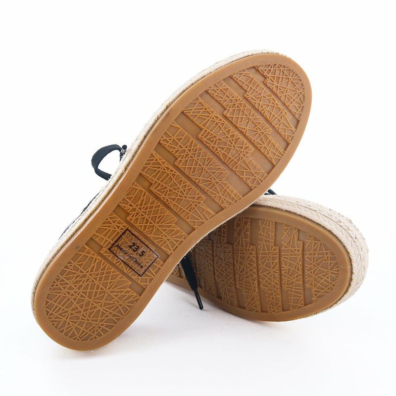 ソール全体の厚みとクッションインソールでふかふかの履き心地です