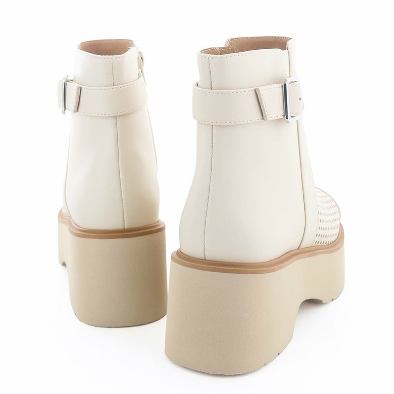 スタイルアップ効果も抜群。肌を露出し過ぎないのも嬉しいポイントです