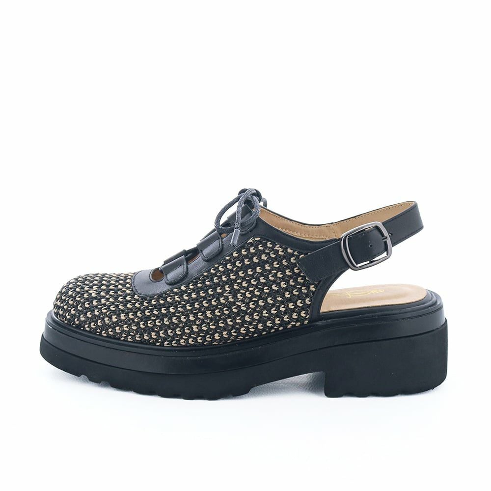 夏を感じる素材使いでナチュラルな佇まいのバックスリングシューズ