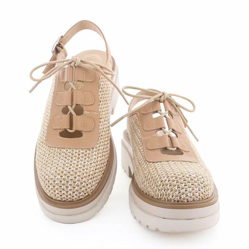 レースアップマニッシュをベースに素材とバックレスで抜け感たっぷりにデザインしました