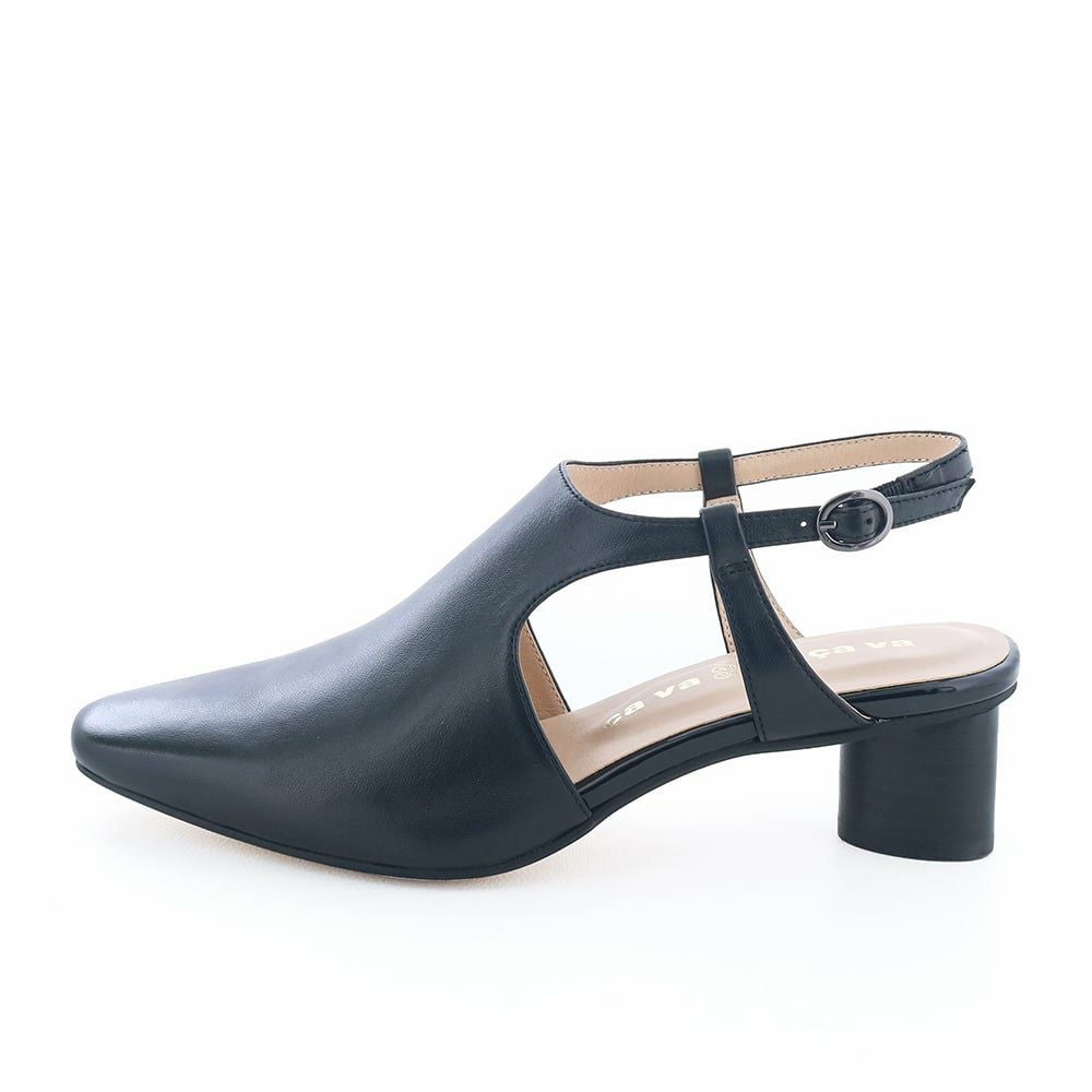 甲深アッパーと華奢なストラップのコントラストがモダンな一足