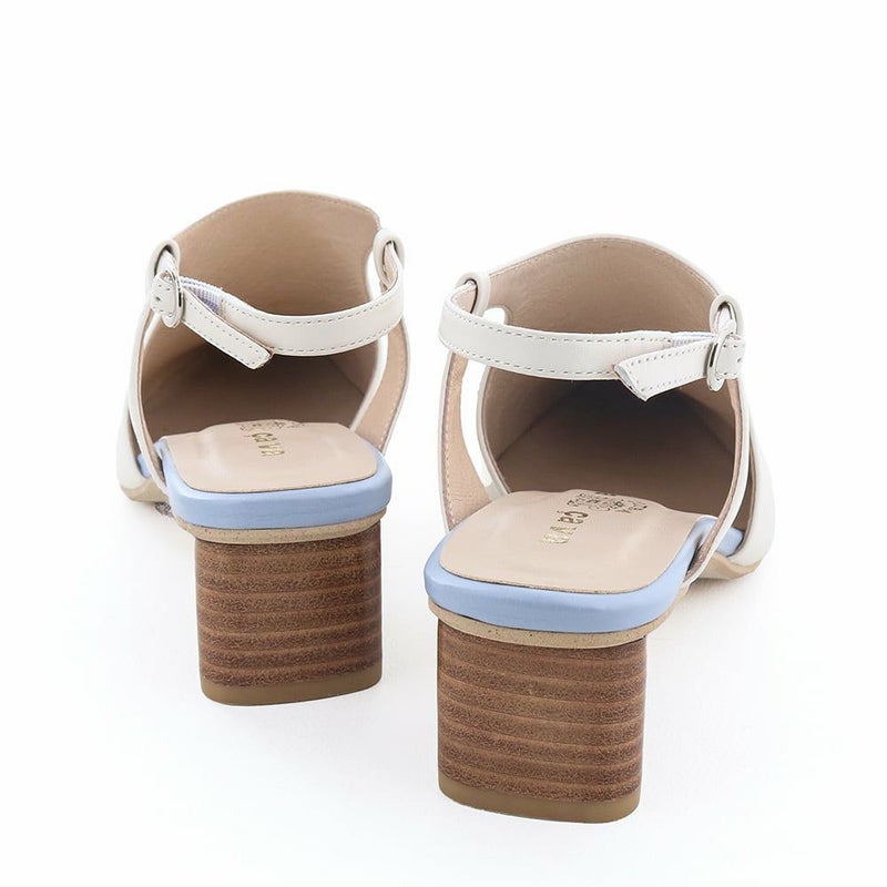 洒落感のある三角柱ヒールもポイント