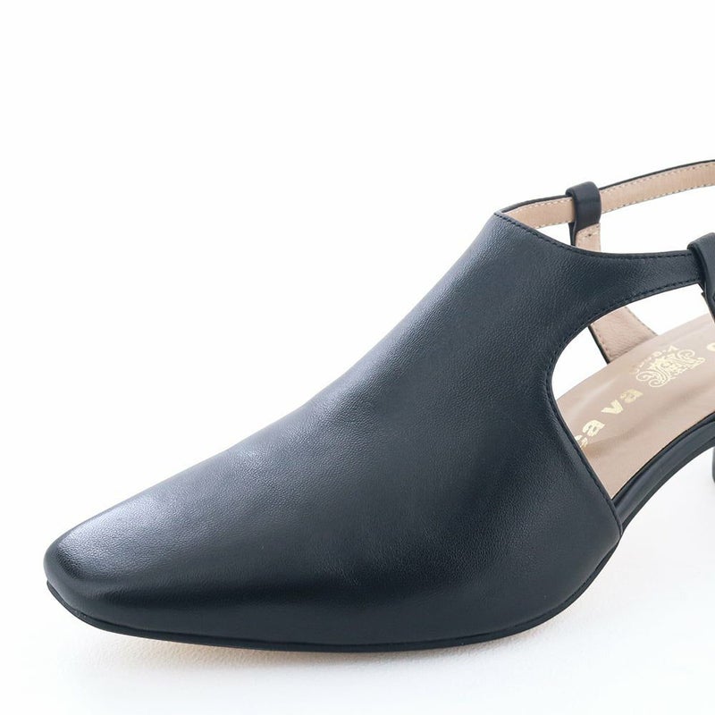 甲を深く覆うデザインで包み込まれる履き心地