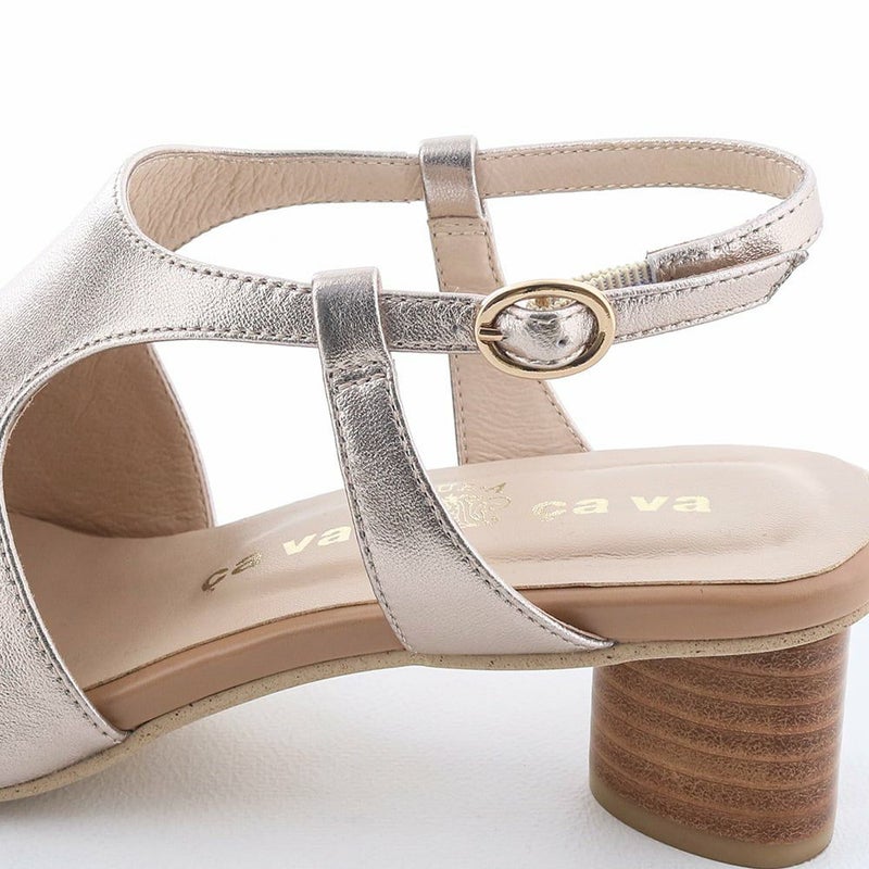 華奢見えするバックスリング。かかとをホールドし安定感も