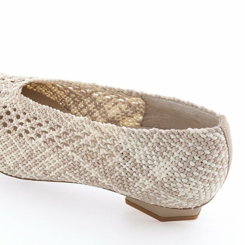 足を深めに覆うデザインで安定感ある履き心地です