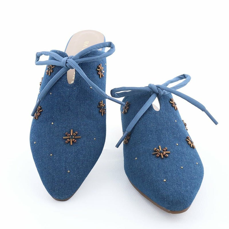 シンプルなコーディネートに投入するだけで足元から洗練された印象に