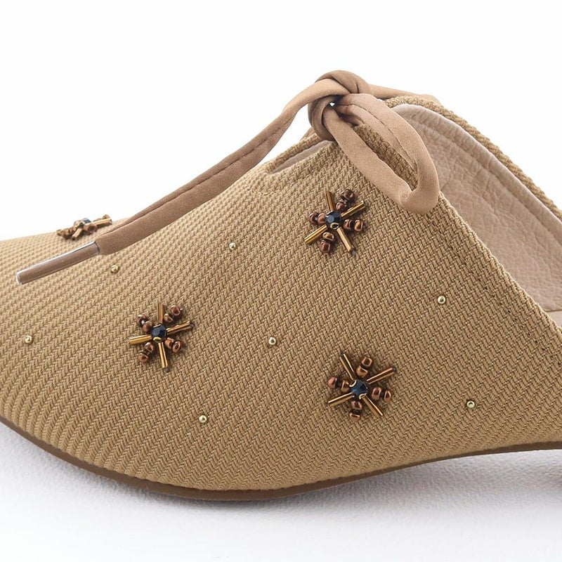 ビーズ刺しゅうやスタッズ装飾が目を惹きます