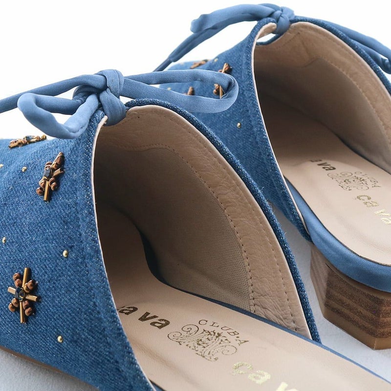 裏地はスポンジ入りのふっくら生地で包み込まれる履き心地