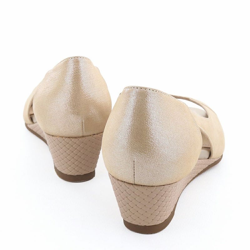 きちんと見えて歩きやすい、その両方を叶えるヒール高も魅力