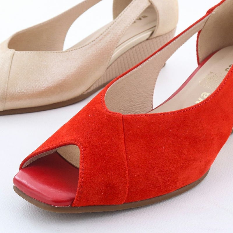 甲をしっかり覆いながらも、オープントゥで抜け感プラス