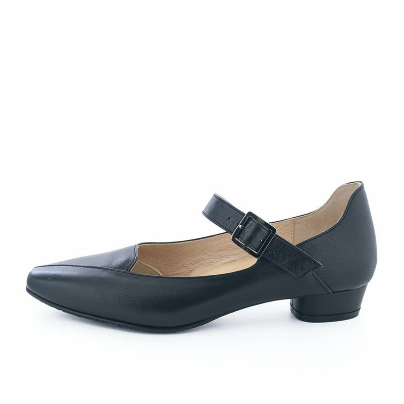 メリージェーンを今っぽくアップデートしたストラップパンプス