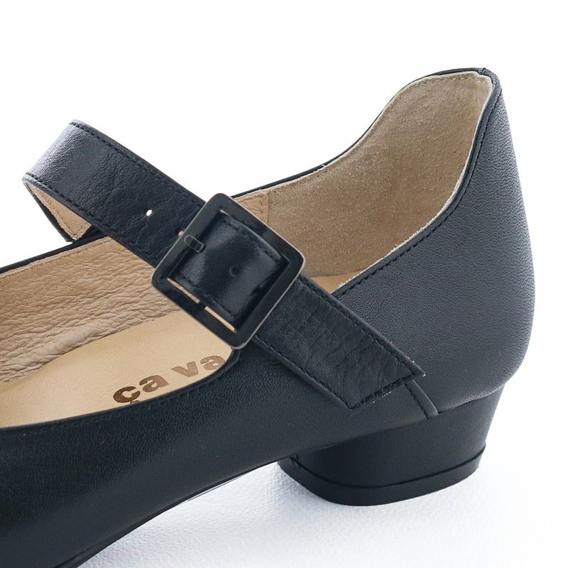 太めストラップと高めのかかとで足をしっかりホールドします