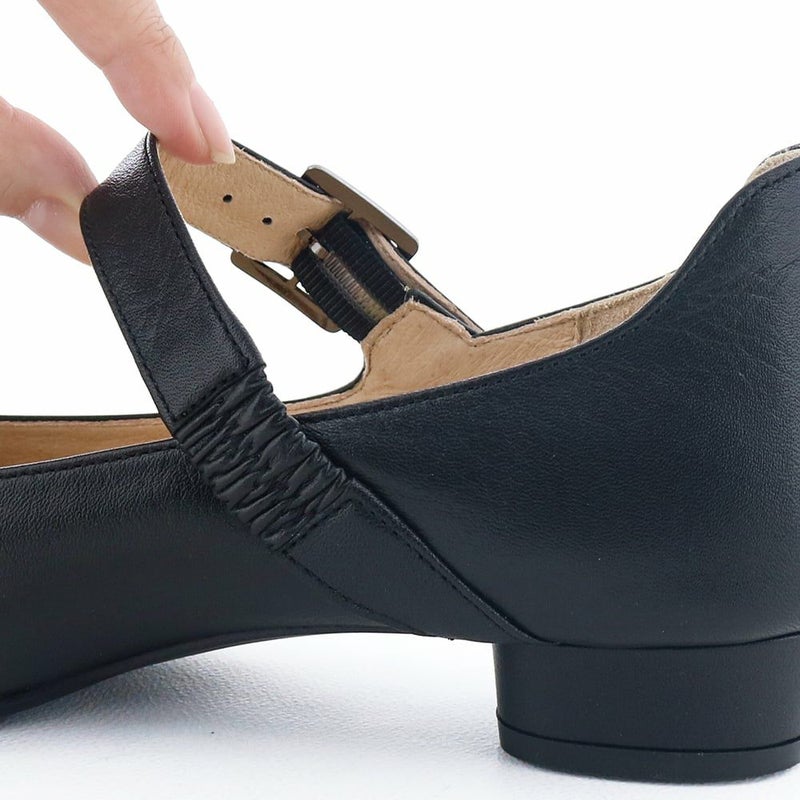 ストラップは両サイドにゴムをあしらい着脱がスムーズに