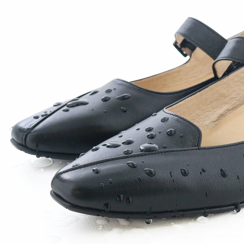 撥水仕様で水を弾きます。急な雨も安心