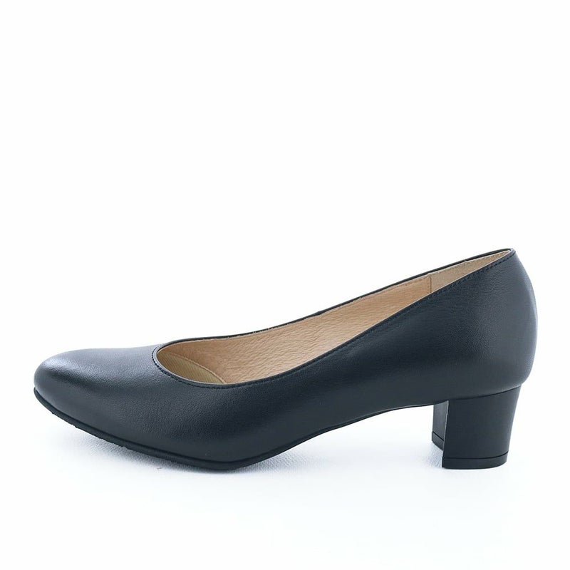 幅広いシーンに溶け込む万能なプレーンパンプス