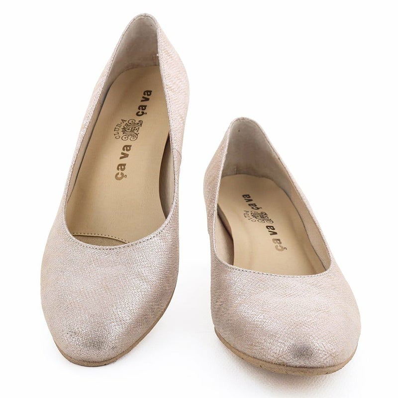 トレンドに左右されないスタイルは日常使いからフォーマルシーンまで活躍してくれそう