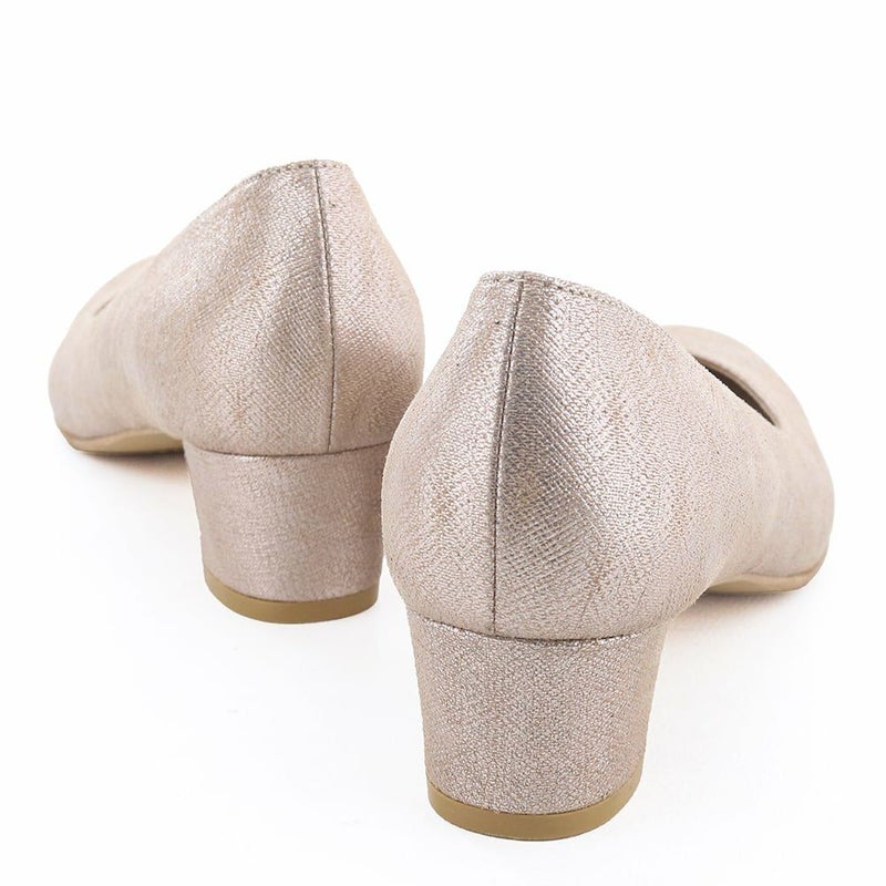 安定感に優れた4.0cmヒール。きちんと感と歩きやすさの両方を叶えます