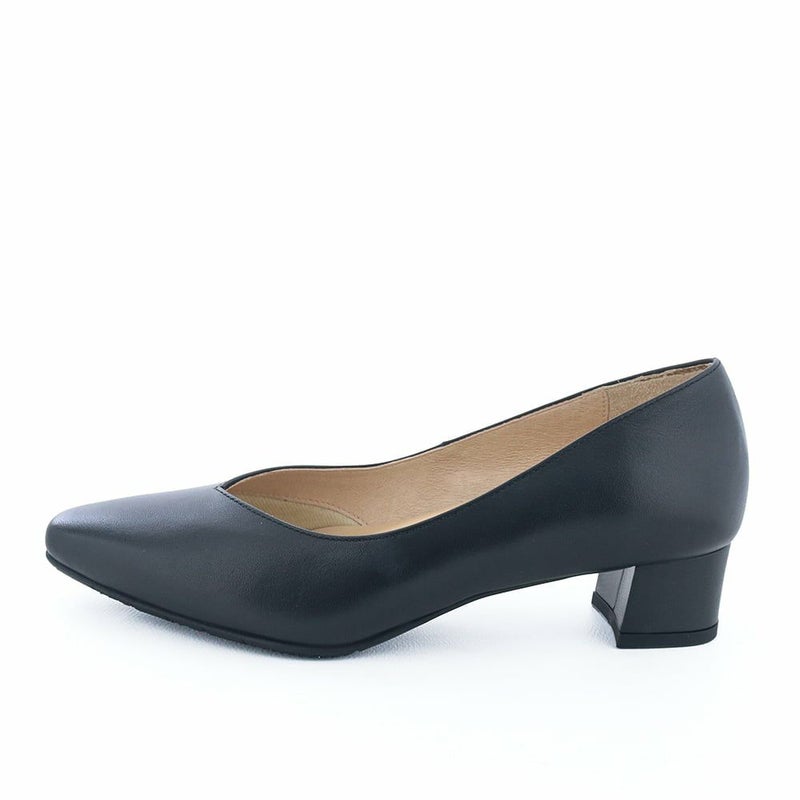 スマートなトゥラインとチャンキーヒールのコントラストが新鮮なパンプス