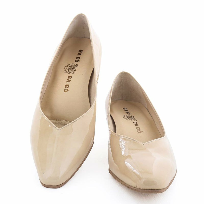 履き口のVカットが足のラインをすっきりと美しく見せてくれる一足