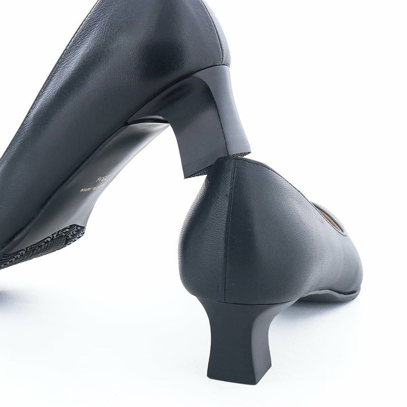 お馴染みのくびれヒール。 きれい見えと安定感の黄金バランスもそのままに