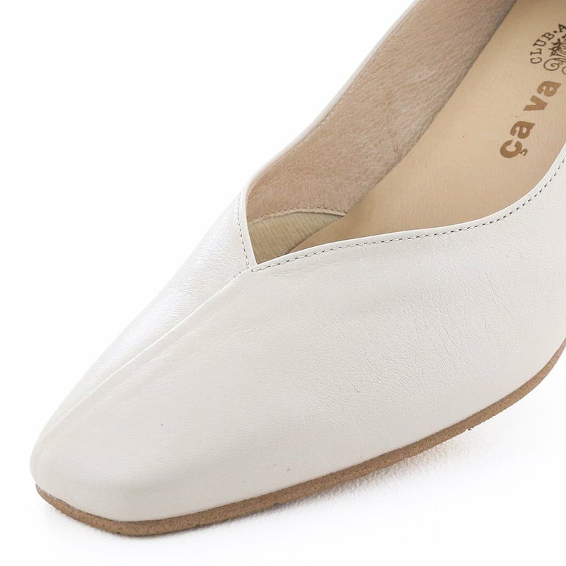 アイボリー：明るいホワイトカラーが足元に抜け感をプラスしてくれます