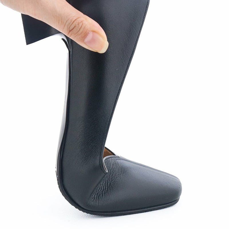 ソールの返りがよいのもポイント。靴が足についてくるので歩行がスムーズ