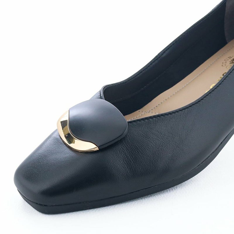 履き口はやや深めに。安定感のある履き心地を実現しました