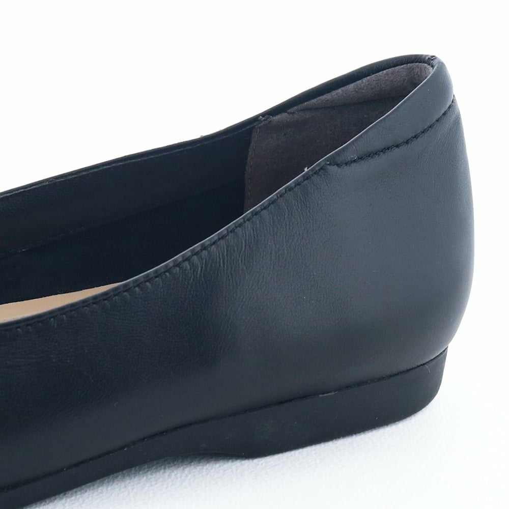 かかとのパッドで足がとどまりやすく。足をしっかりホールドしてくれます