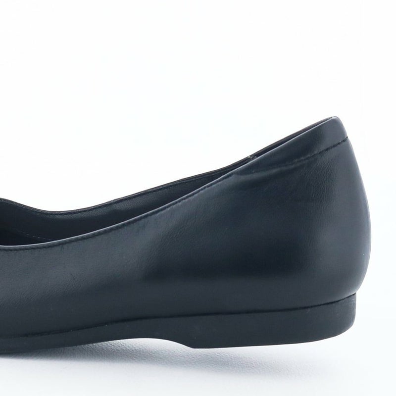 ヒールの高さ：約1.5cm