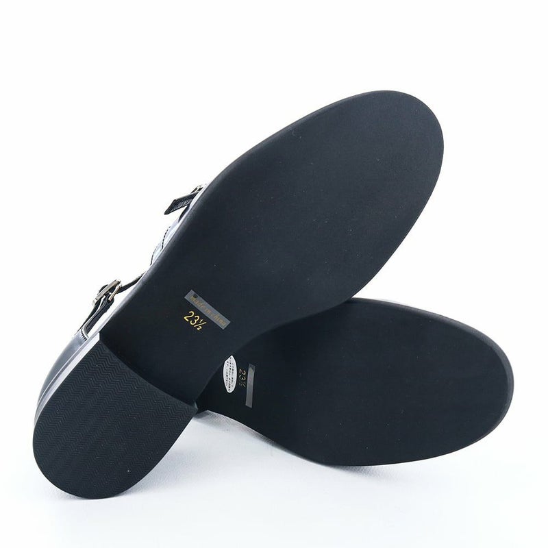 オンオフ問わず日常の幅広いシーンで活躍する一足です