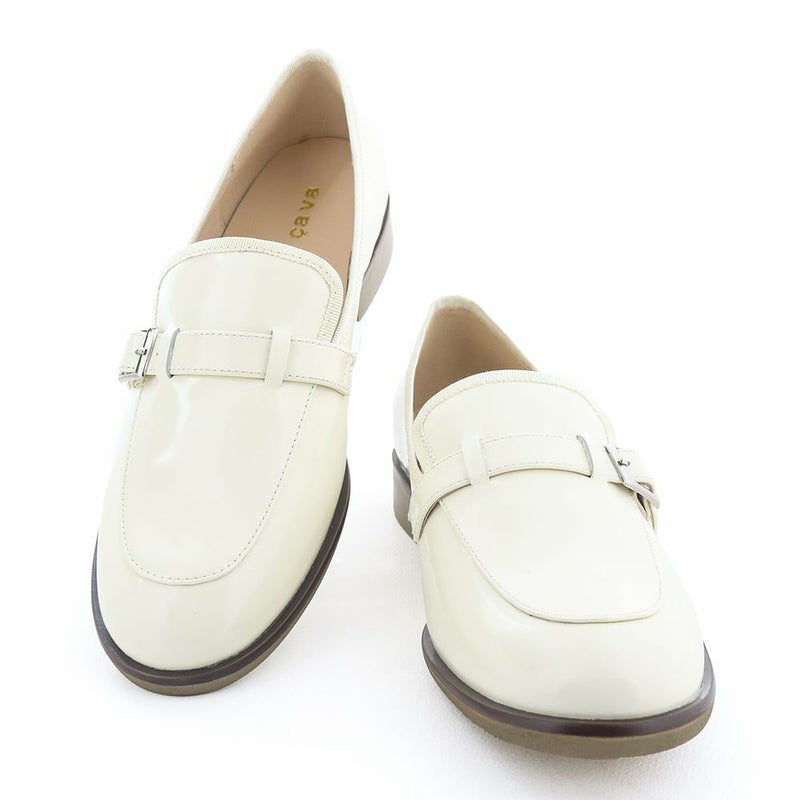 品のあるガラスレザーで雰囲気たっぷり。カジュアル感を抑え大人な印象に