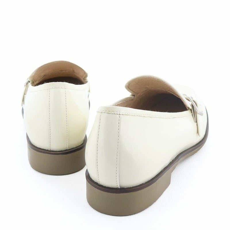 端正なシルエットながら、軽やかな履き心地も魅力です