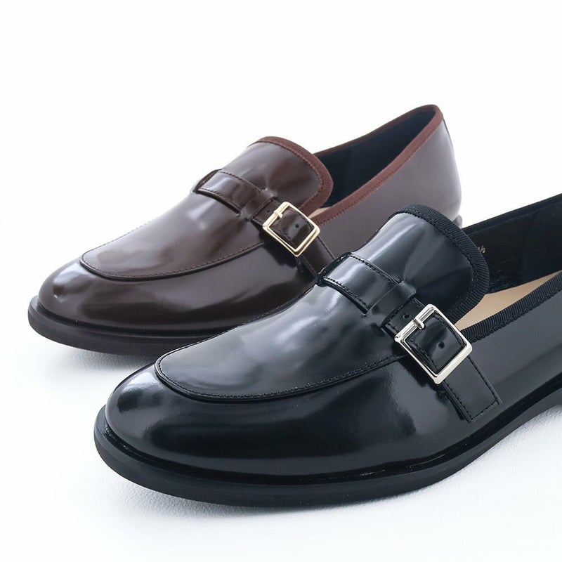 落ち着いた光沢のガラスレザーでクラス感のある佇まい