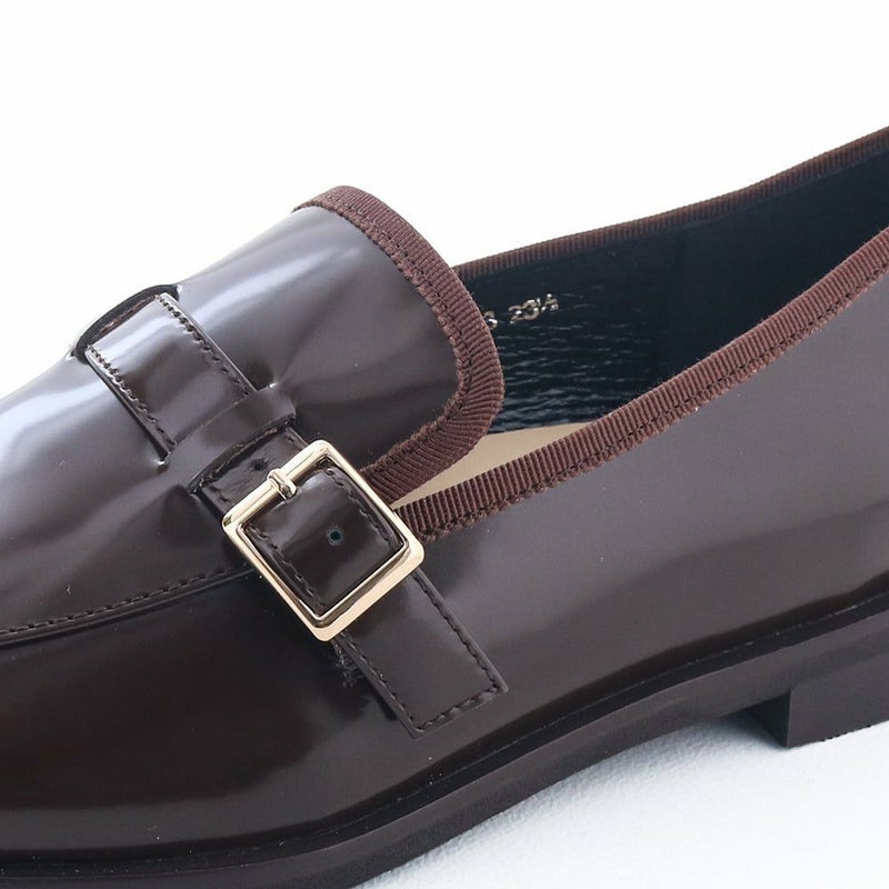 ベルト金具と履き口のテープがポイントです