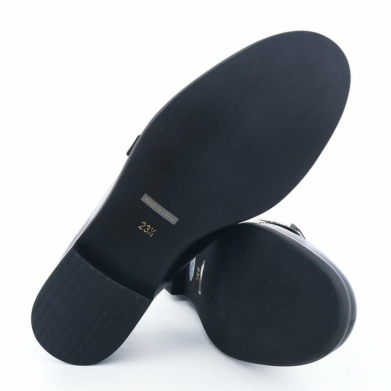 オンオフ問わず日常の幅広いシーンで活躍する一足です