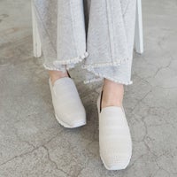 オフホワイト