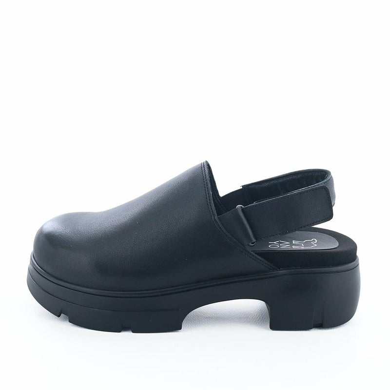 どこか懐かしいレトロな佇まいが魅力のサボサンダル