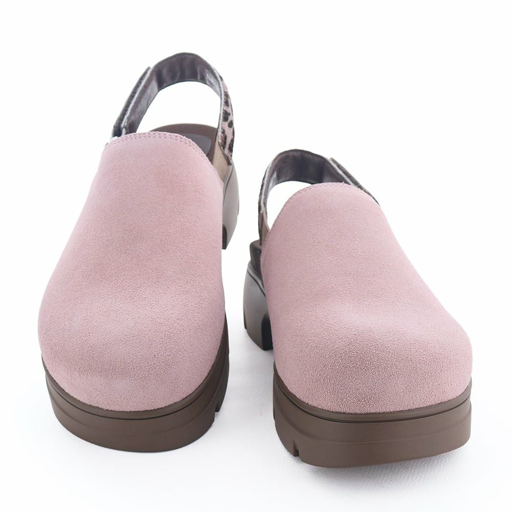 甲深バランスながら、バックレスで程よい抜け感のあるデザイン