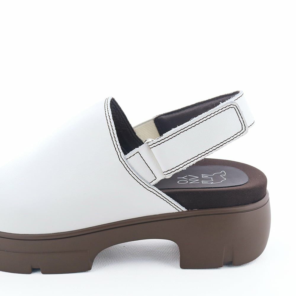 ホワイト×ブラウンのカラーコンビがポイント。ステッチもあえてのブラウンで（ホワイト）