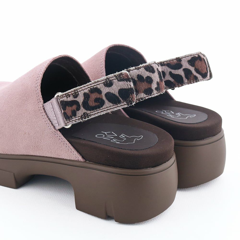 柔らかな印象のピンクにはアニマル柄ベルトで辛口のアクセントを（ピンクコンビ）