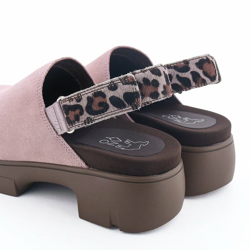 柔らかな印象のピンクにはアニマル柄ベルトで辛口のアクセントを（ピンクコンビ）