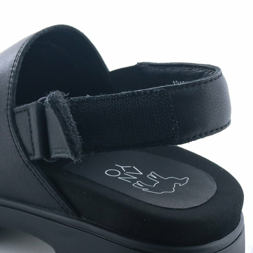 バックベルトは面ファスナーで足に合わせてしっかり固定できます