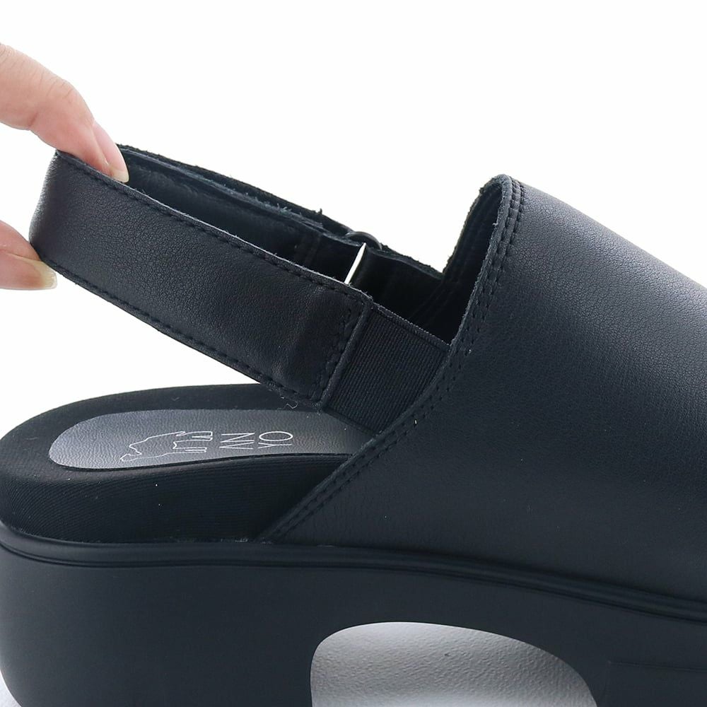 また、バックベルトは内ゴム仕様で足に合わせて伸縮します