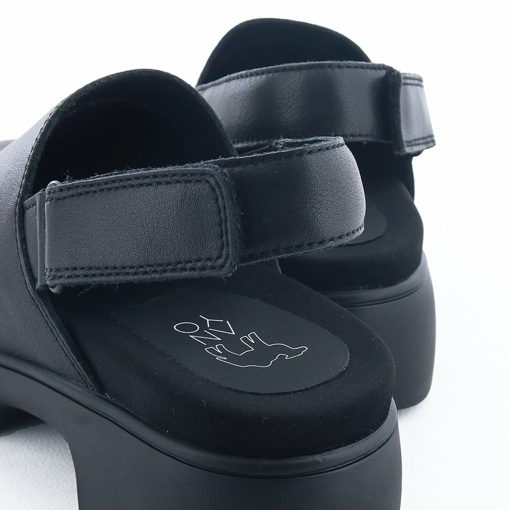 足裏に吸い付くようなやわらかなフットベッドインソール