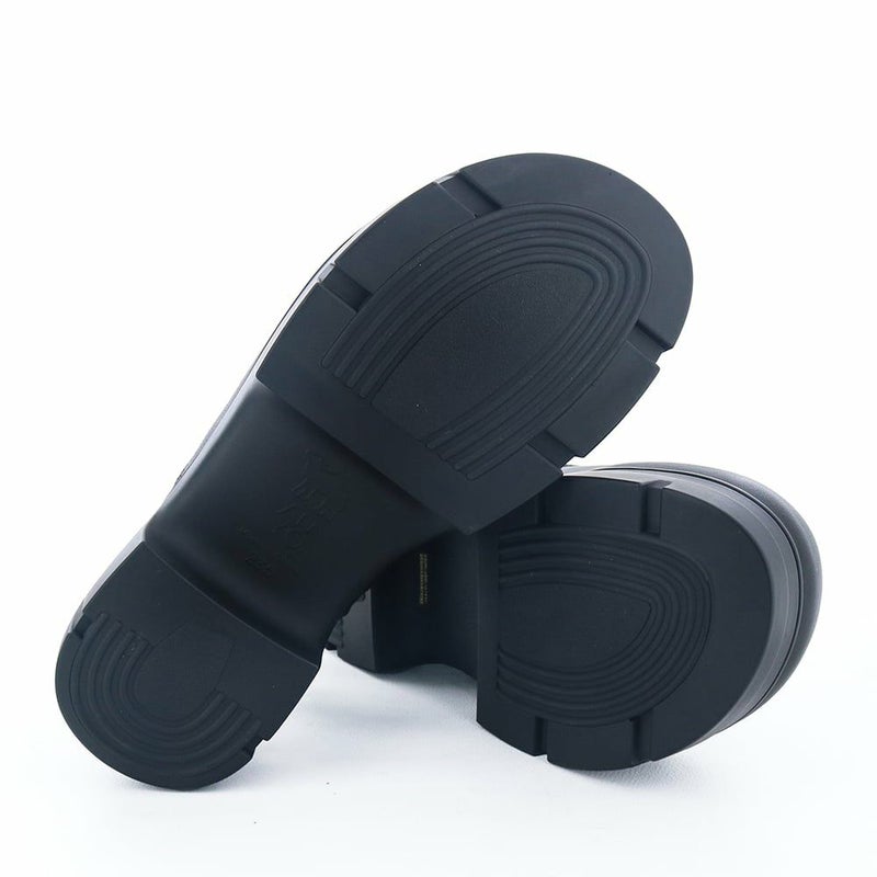 ソール全体に厚みがありヒール傾斜は2.0cmほど